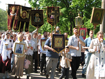 Шествие крестного ход в центре города Щелково